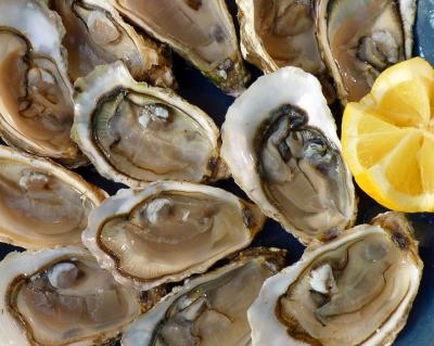 huîtres accompagnées d'un citron  Jean Louis Tosque de Pixabay 